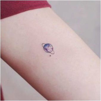 Татуировка под формата на планетата Сатурн