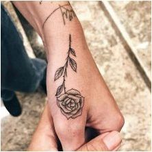 Татуировка под формата на рози за момичета