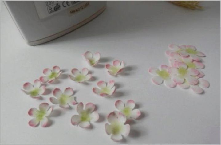 Направете малки цветя от фуамиран