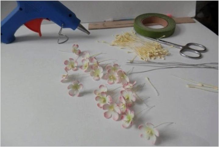 Направете малки цветя от фуамиран