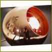На снимката: подова лампа с меден абажур от Tom Dixon