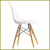 Пластмасовият страничен стол Eames от фабриката на Vitra