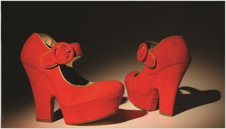 Червени велурени обувки