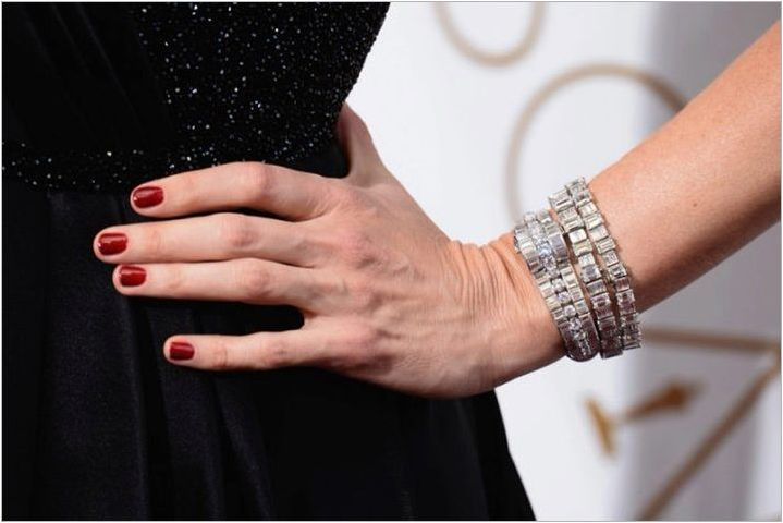Добавете яркост: цветове на лаковете за нокти, които правят ръцете по-привлекателни