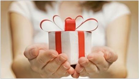Етикет подаръци: Как да ги предадем и да вземат?