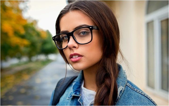 Хранените артисти дадоха 5 съвета за грим жени, които носят очила