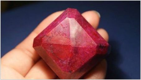 Изкуствена рубин: какво е и как да го разграничим от естествения камък?