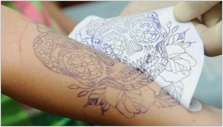 Как да превеждате татуировка на тялото с хартия?