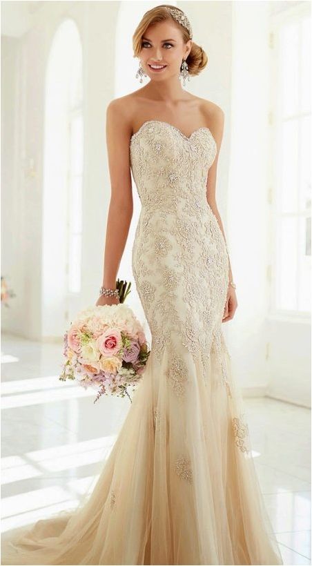Сватбена рокля цвят слонова кост
