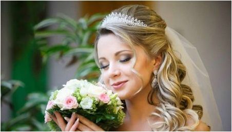 Сватбени прически с диадема: опции за полагане на празника и методите на тяхното изпълнение